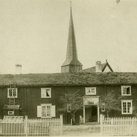 https://lokalhistoriewiki.no/images/Alstadhaug_presteg%C3%A5rd%2C_Nord-Tr%C3%B8ndelag_-_Riksantikvaren-T373_01_0186.jpg